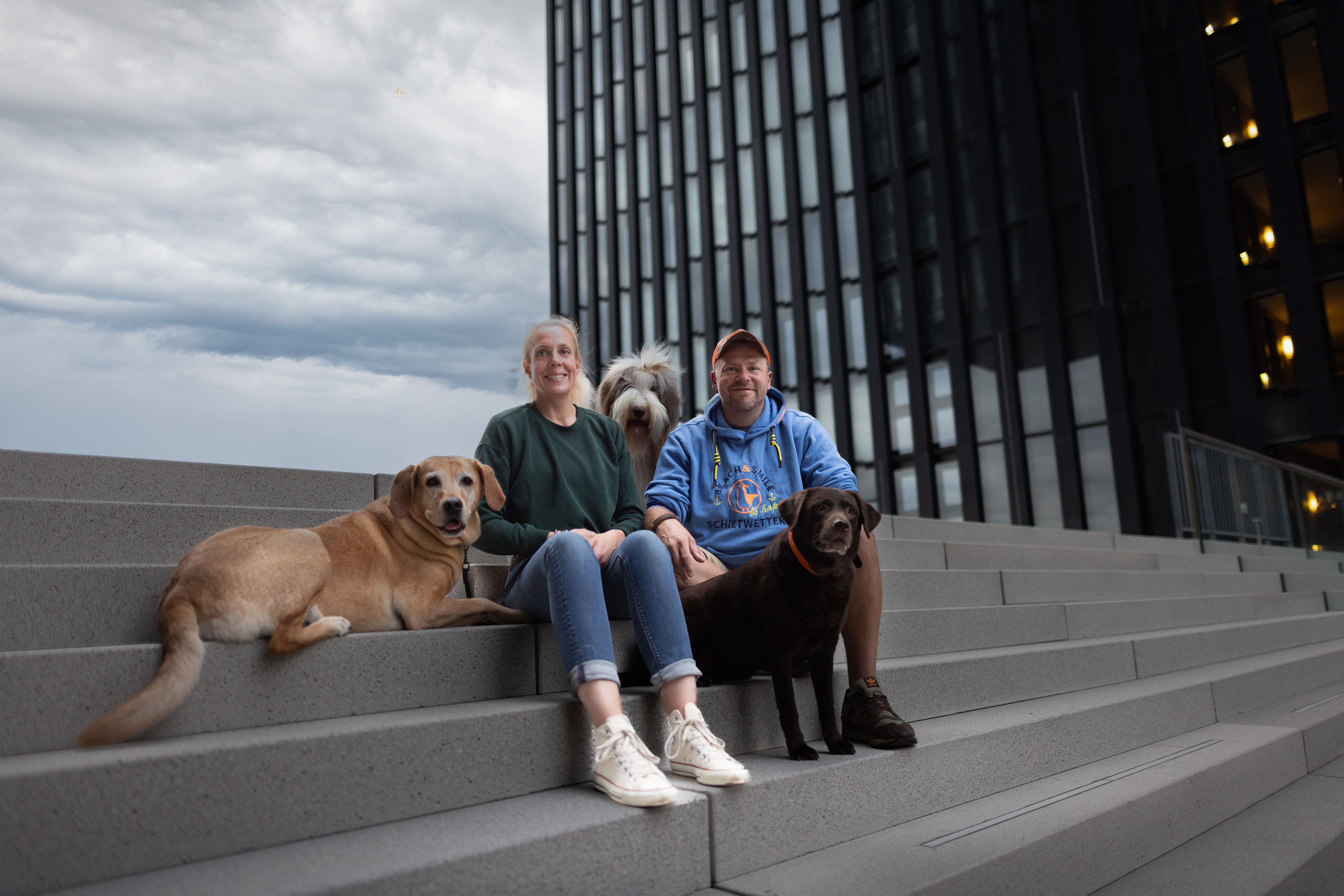 Angi und Robert mit ihren Hunden in der Hundeschule Glückspfotenschmiede in Düsseldorf